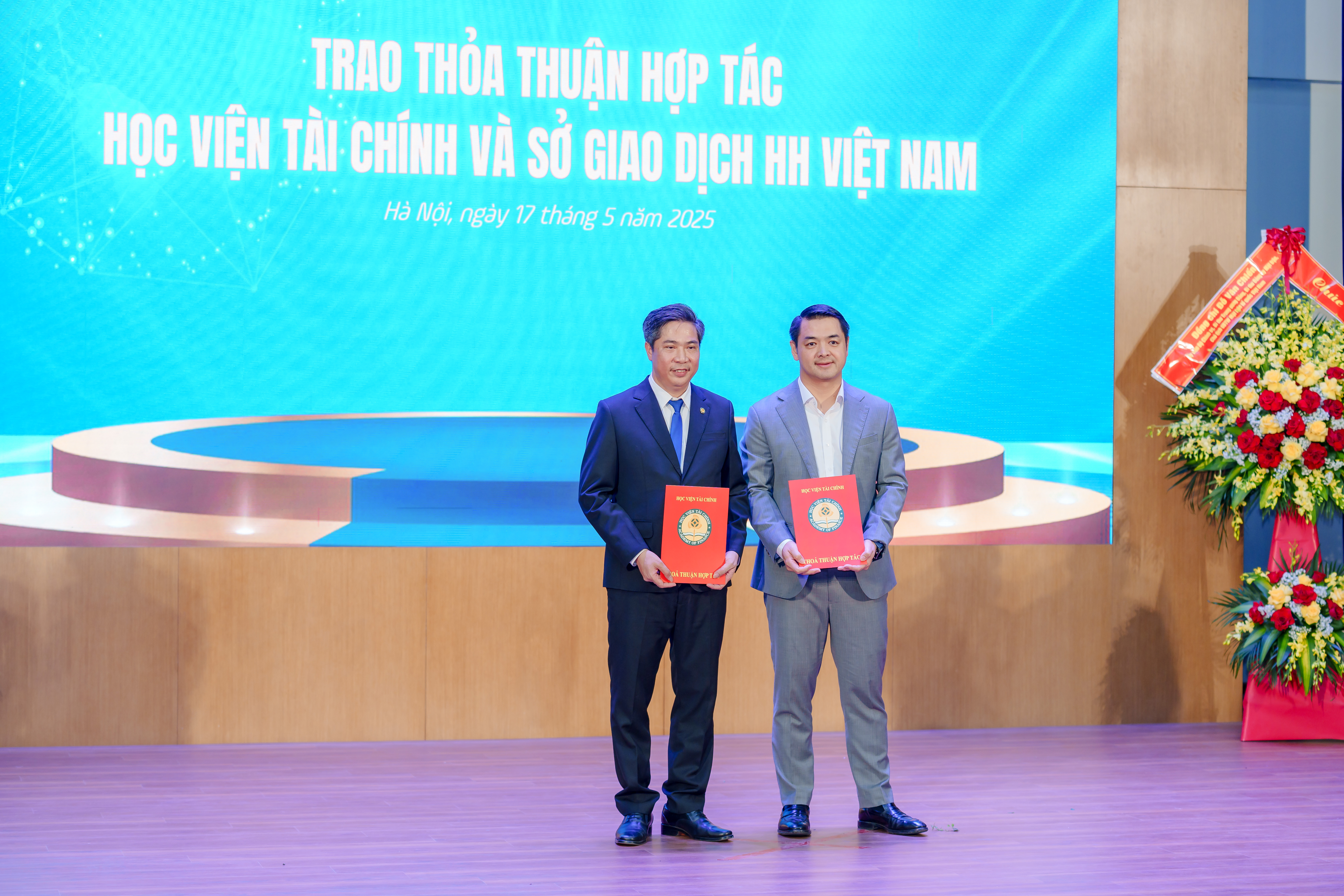 Trao thỏa thuận hợp tác giữa Học viện Tài chính và MXV