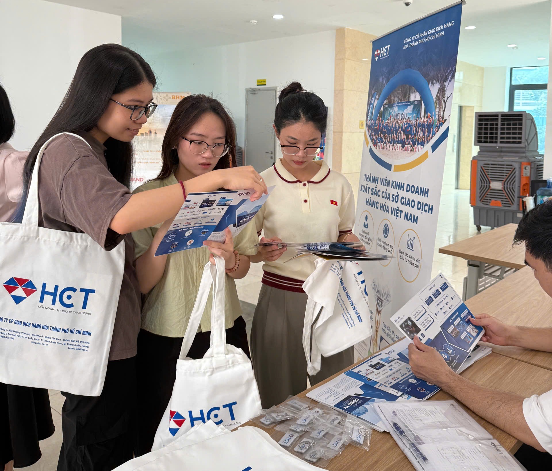 Hoạt động tư vấn tuyển dụng của HCT tại sự kiện