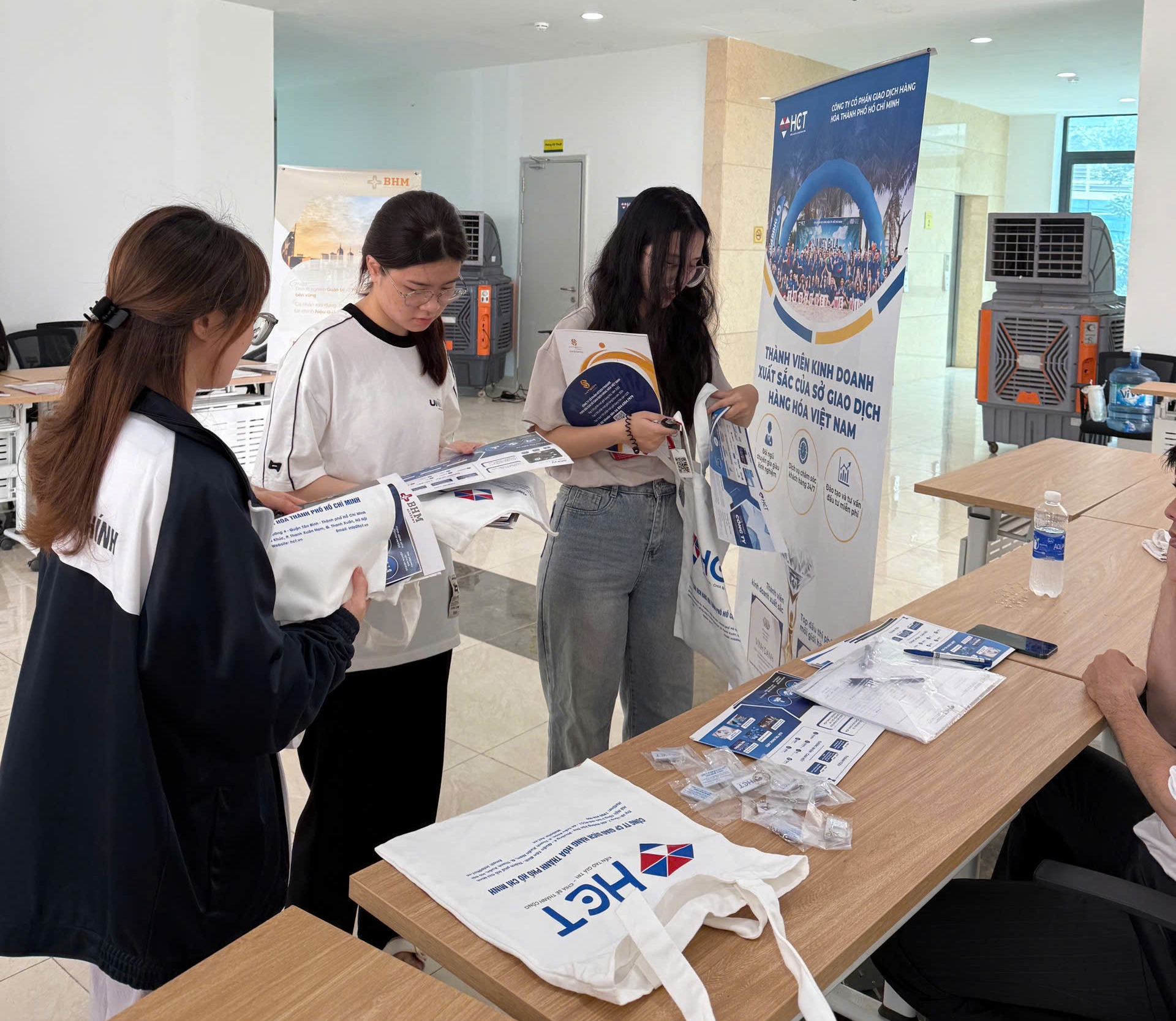 Các sinh viên Học viện Tài chính tại bàn tư vấn của HCT